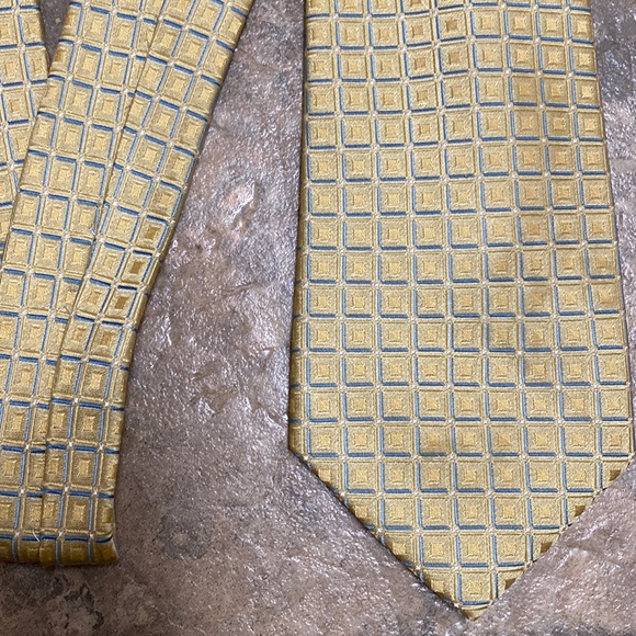 All Ties Buy One Get One 1/2 Off!! Van Heusen 100% Silk Tie - Picture 1 of 3